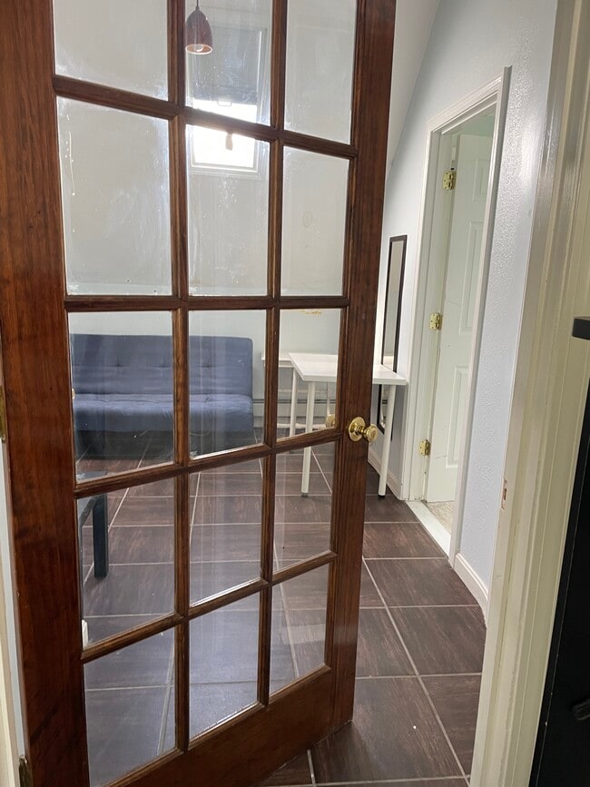 Entry - 60 Calumet St