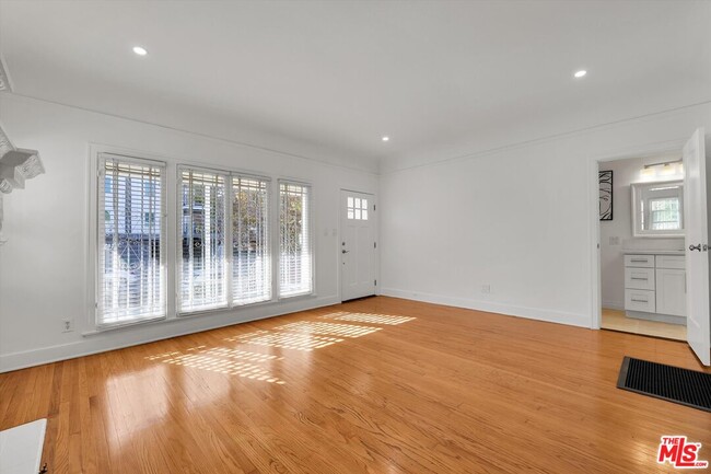 Building Photo - 858 1/2 S Gramercy Pl