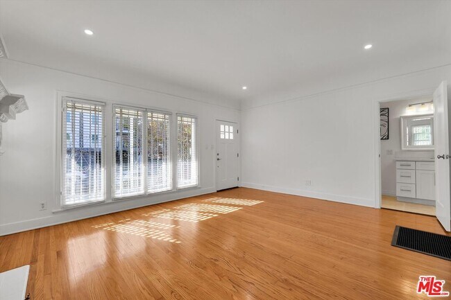 Foto del edificio - 858 1/2 S Gramercy Pl