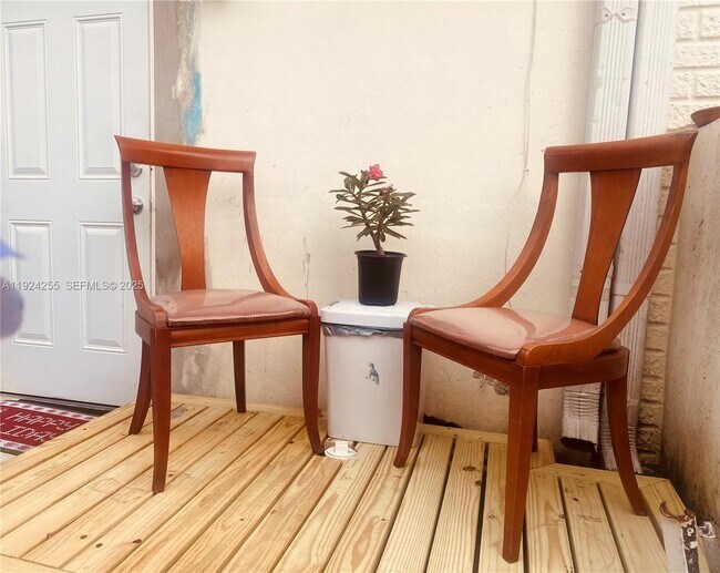 Foto del edificio - 6831 SW 2nd St