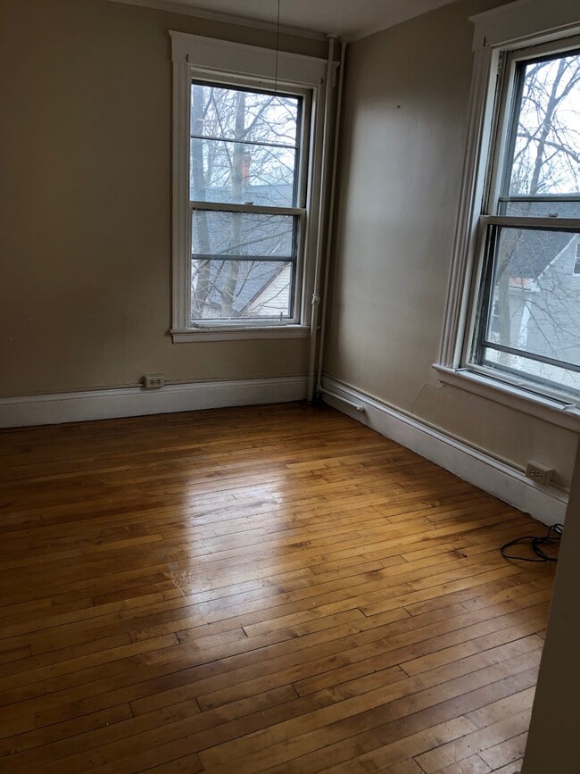 Building Photo - 497 Cumberland Ave