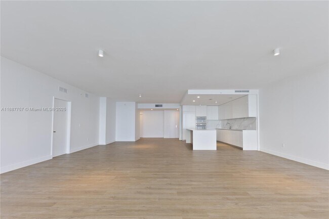 Foto del edificio - 700 NE 24th St