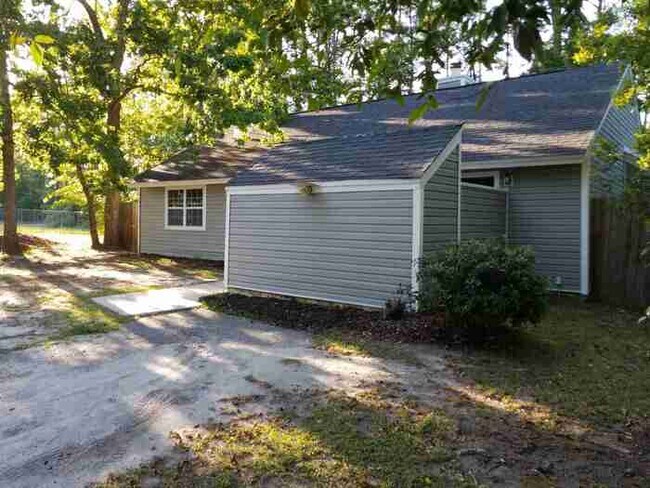 Building Photo - 101 Hedge Way