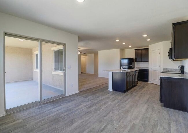Building Photo - 466 W Black Hawk Pl