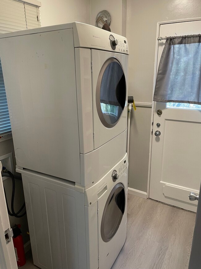 Laundry - 1658 Oxford St