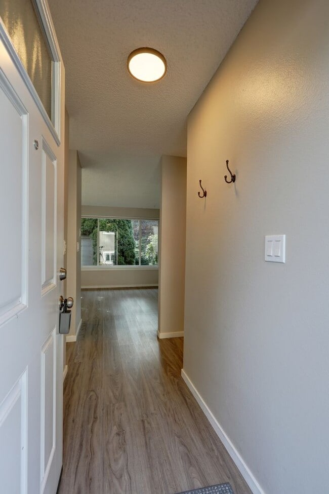 Foto del edificio - Large 2bd, 1.75ba Condo Available in Perfect Bellevue Location!