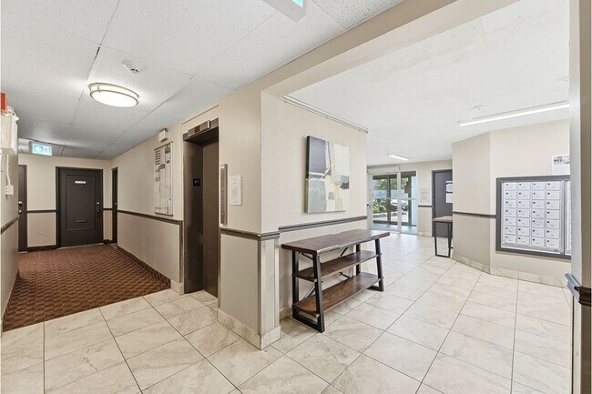 Photo du bâtiment - Kingsberry Towers Apartments