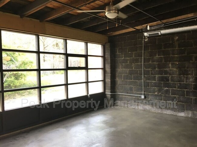 Building Photo - 1311 Hull St