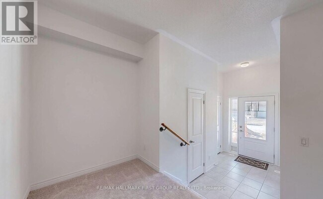 Building Photo - 2033 Cameron Lott Cres