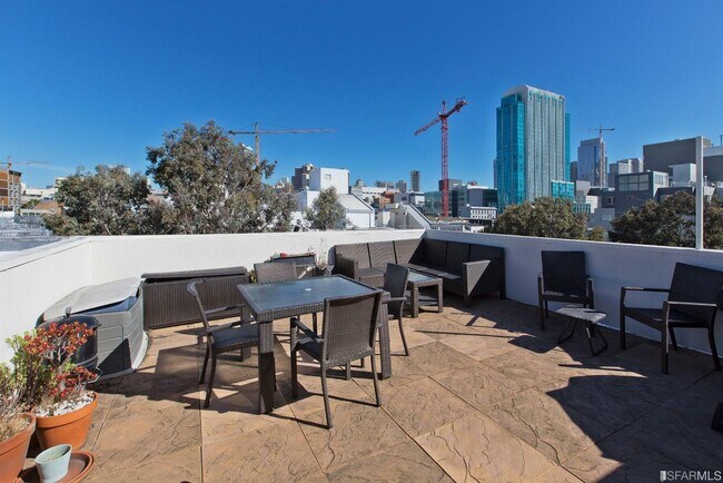 Building Photo - 469 Clementina St