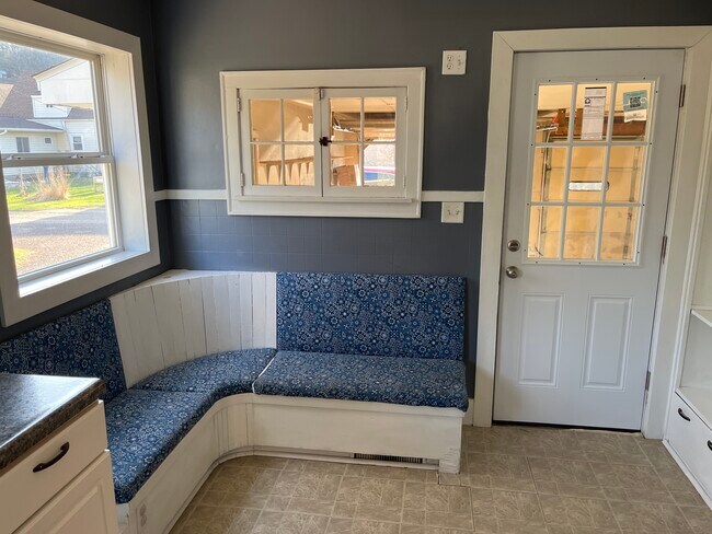 cabina integrada en la cocina - N139 McKay Ave