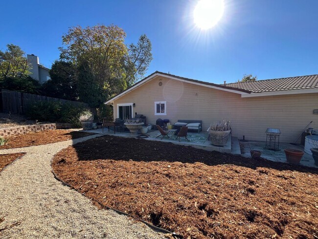 Building Photo - Paso's Gem! Single level 4 Bedroom Lots of...