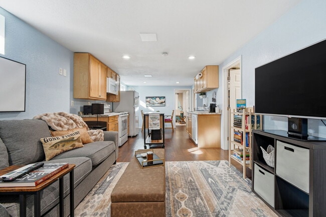 Building Photo - 1556 S Field Ct