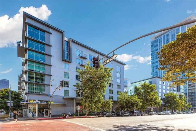 Building Photo - 645 W 9th St