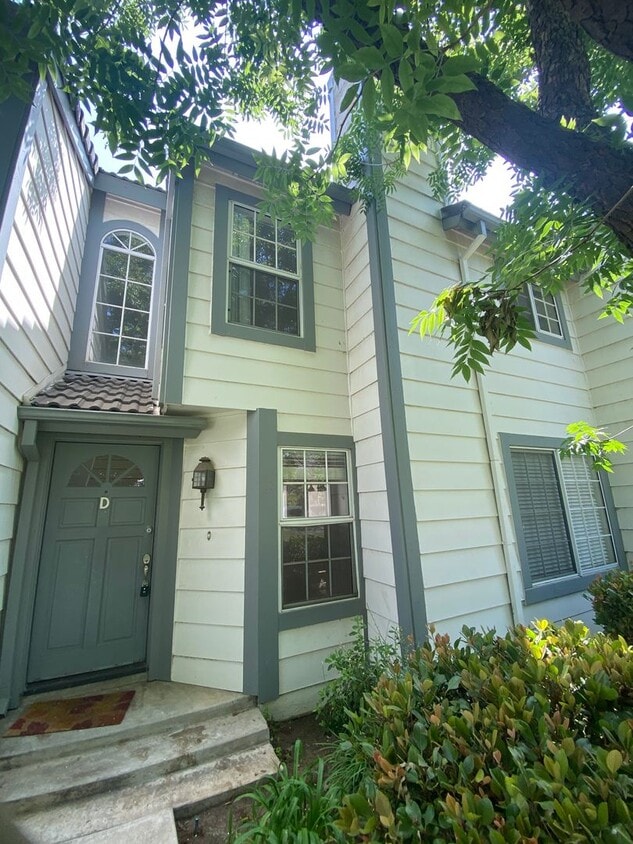 Primary Photo - 3 bed, 2 1/2 bath 2-story condo on West si...
