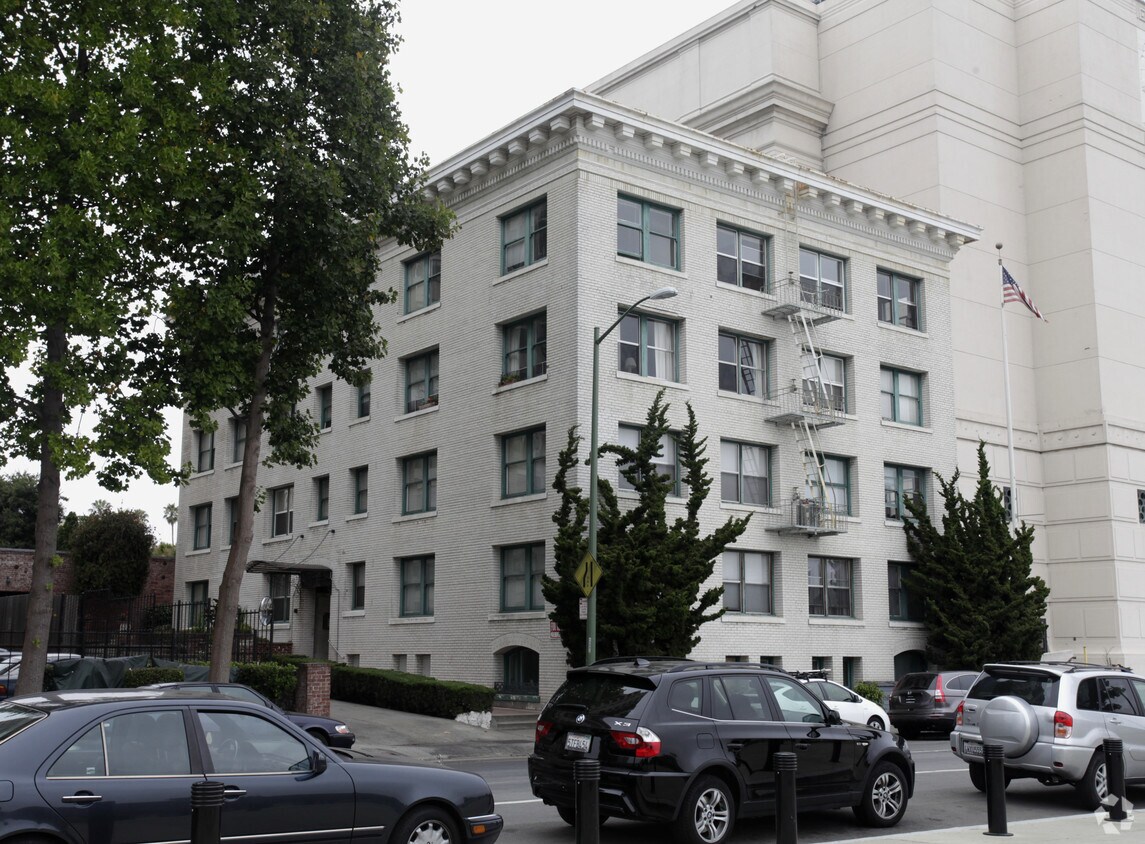 Building Photo - 1525 Lakeside Dr