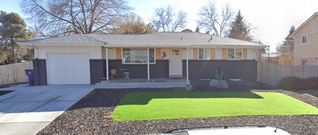 Low maintenance front yard on corner lot - 952 S Garland Way House