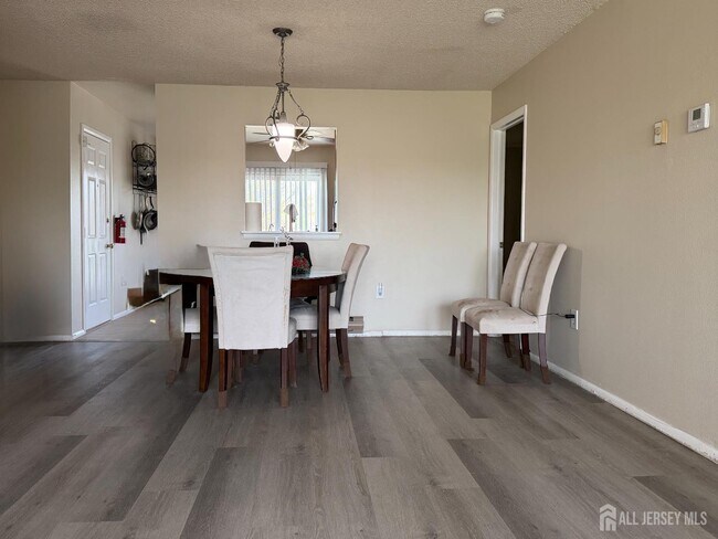 Foto del edificio - 808 Sewell Rd