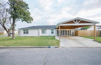 Building Photo - 2202 4th St