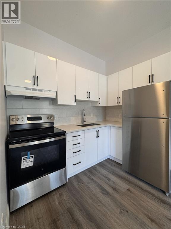 Building Photo - 130 Wellington St S