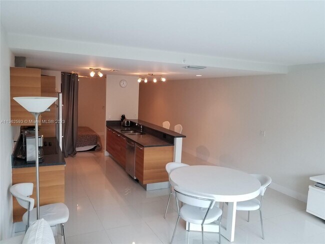 Foto del edificio - 2950 NE 188th St