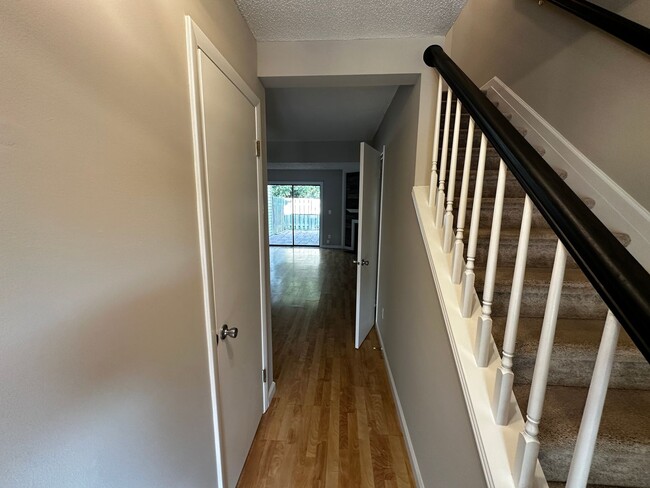 Foto del edificio - Convenient Townhome just off Lawndale Dr i...