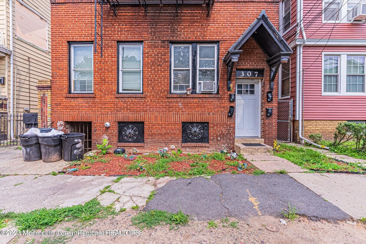 307 Clinton Pl, Newark, NJ 07112 Townhome Rentals in Newark NJ