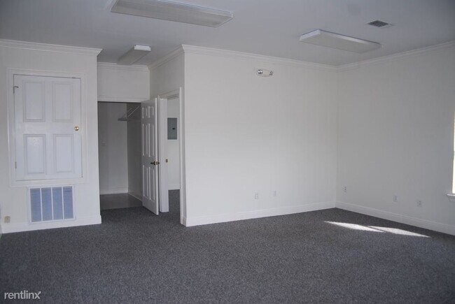 Building Photo - 1 br, 1 bath House - Commercial Property