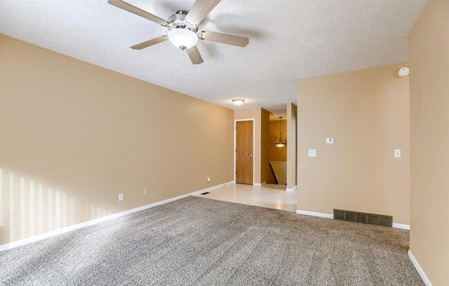 Building Photo - Townhome Available in Bellevue