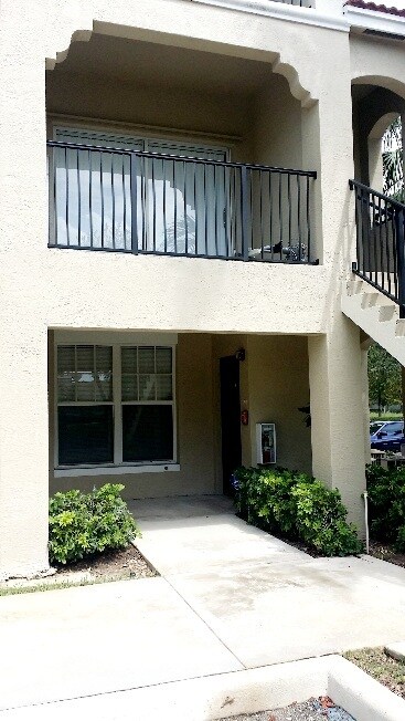 Entrada del apartamento - 5800 W Sample Rd