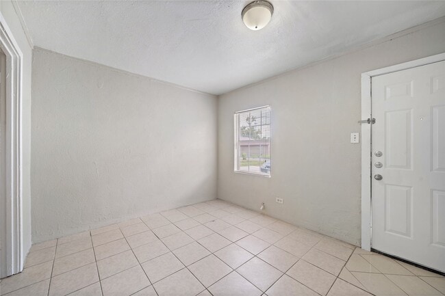 Building Photo - 806 3rd Ave N