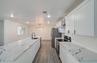 Building Photo - 595 River Plantation Dr