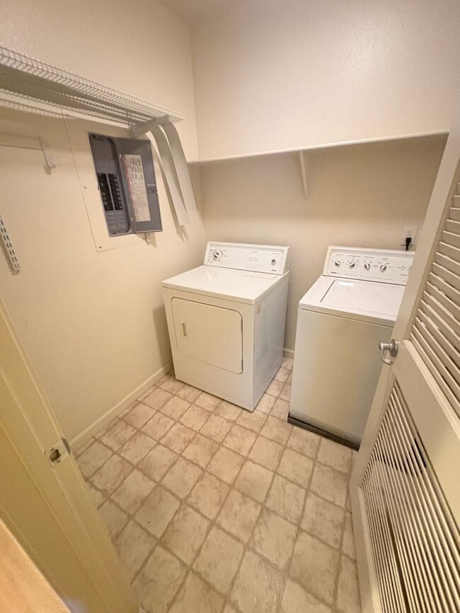 Foto del edificio - 9050 Double R Blvd