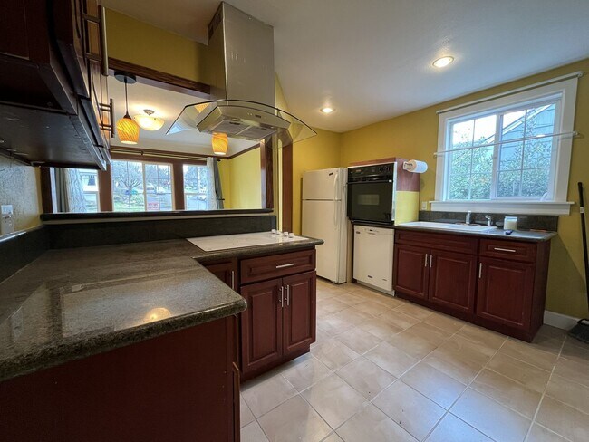 Foto del edificio - Classic Brick Portland Home on Stark Street with Dual Living Areas and Two Full Kitchens