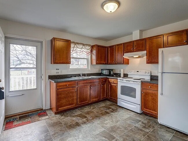 Building Photo - 2 Bed, 1 Bath - Home