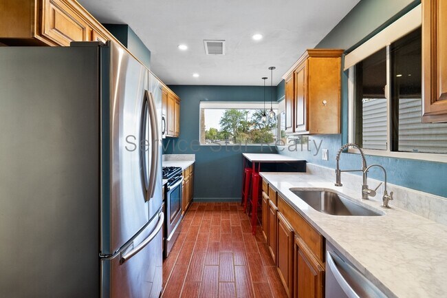 Building Photo - 645 W 2nd Pl