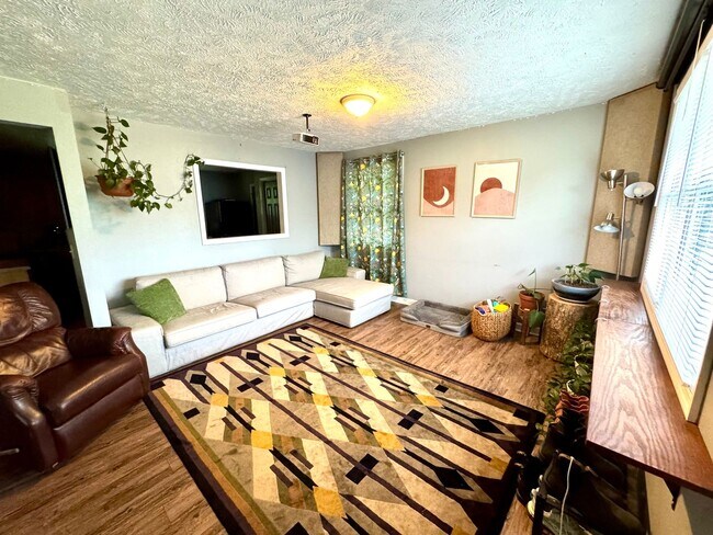 Foto del edificio - 3 Bed 2 Bath House in East Nashville Cul D...