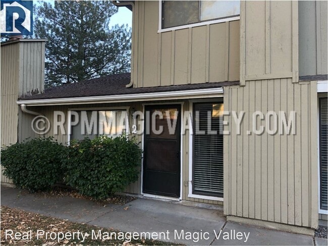 Building Photo - 2 br, 1.5 bath House - 747 Meadows Drive #2