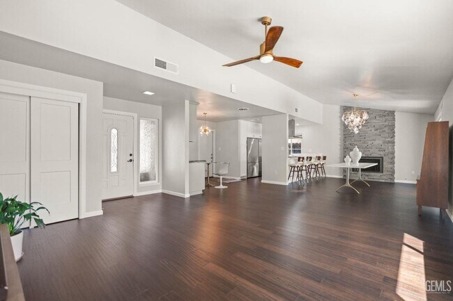 Foto del edificio - Upgraded 3 Bed 2 Bath in NE Bakersfield