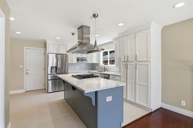 Foto del edificio - Beautifully Updated 5BD Home in Campbell with Remodeled Kitchen