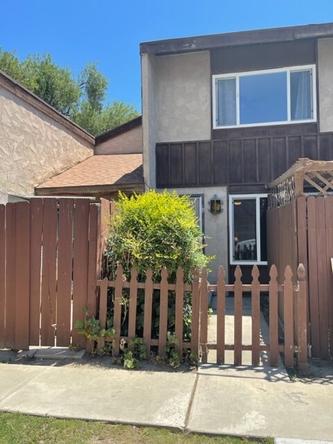 Primary Photo - 6016 Almendra Ave