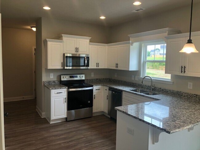 Building Photo - 2 story 3 bedroom 2.5 Bath Home!!