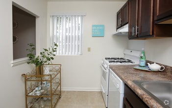 2BR, 1.5BA - 917 SF - Park East Apartments
