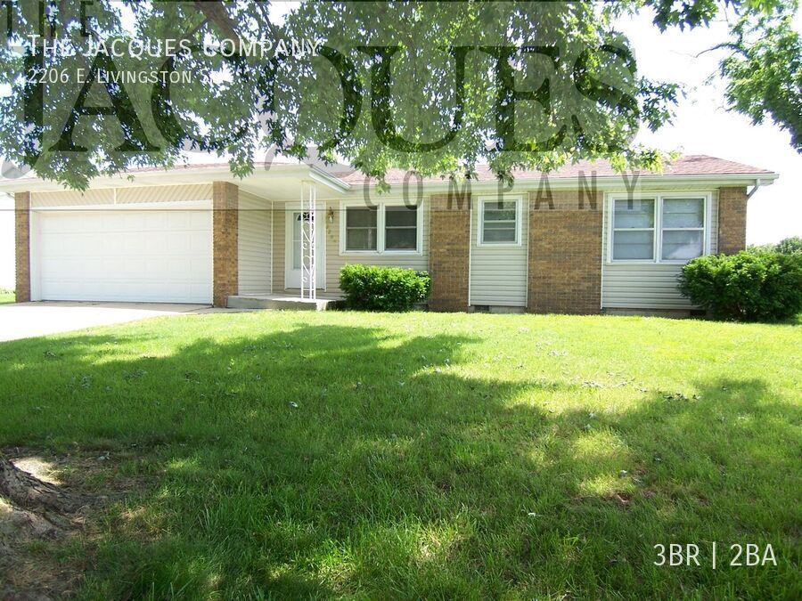 Primary Photo - Very Clean Spacious 3 Bedroom 1.5 Bath 2 C...