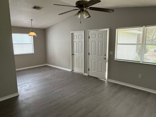 Building Photo - Recently Renovated - New flooring -  Fresh...