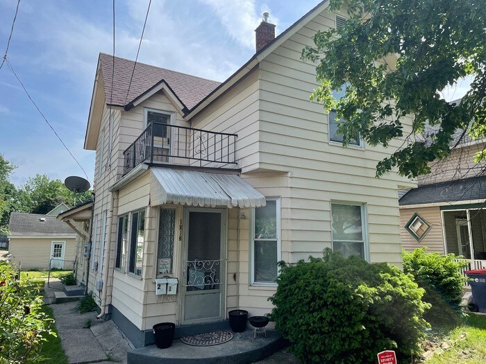 One Bedroom Upper Unit SW Side Townhome Rentals in Grand Rapids MI