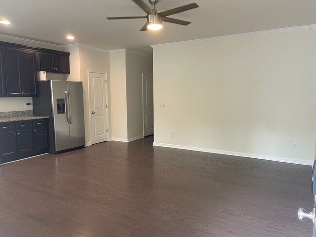 Building Photo - Newly Painted Townhouse on Riverside Neigh...