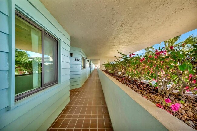 Foto del edificio - 9604 Cortez Rd W