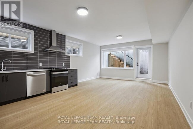 Photo du bâtiment - 49-49 Grosvenor Ave