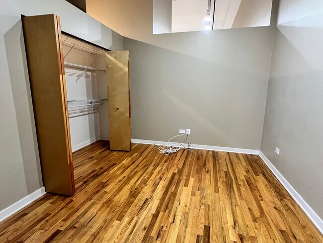Building Photo - 1224 W Van Buren St